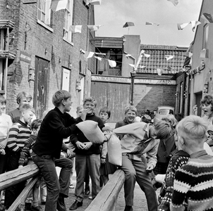 126173 Afbeelding van een groep kinderen tijdens een kussengevecht in de Jeremiestraat te Utrecht ter gelgegenheid van ...